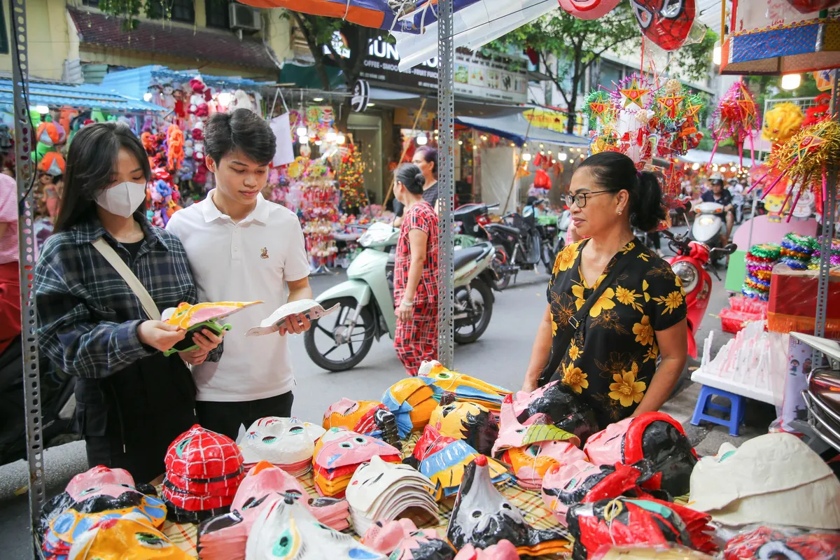 Phố Hàng Mã nhìn từ xa trong buổi chiều tà, với những chiếc mặt nạ treo lơ lửng
