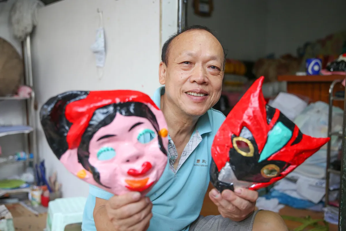 Cụ nghệ nhân Nguyễn Văn Hoà trong xưởng làm mặt nạ giấy bồi